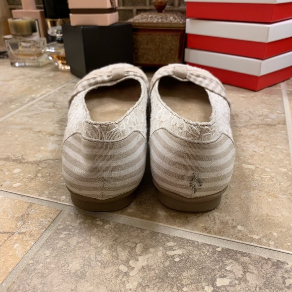 Cream colored lacy ballet flats - Picture 3 of 4